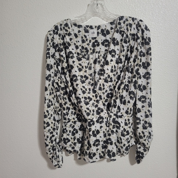 Cabi Leopard print wrap style roushing on sleeve top size small - Picture 4 of 14